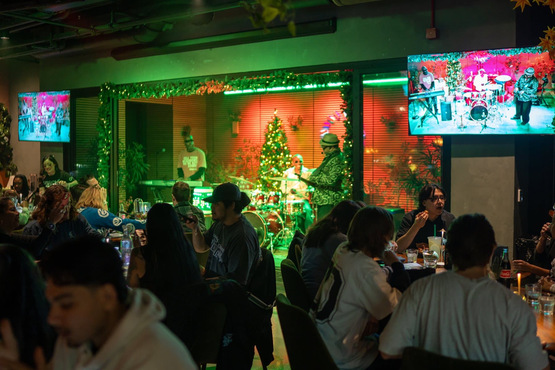 A full dining floor while the band plays on stage